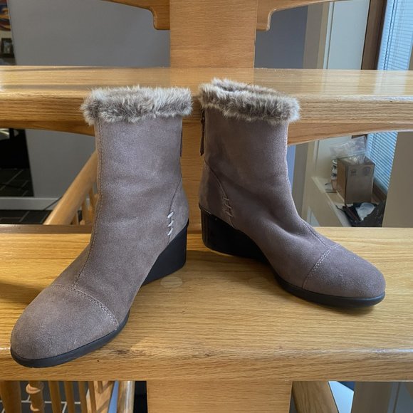 Aerosoles Ankle High Fur Lined Boots, faux suede, taupe colored, wedge heel. - Picture 2 of 9